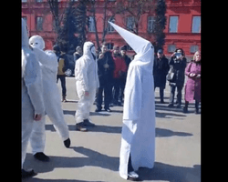У балахонах "Ку-клукс-клану" і тюремних робах: у Києві протестували проти вакцинації (відео)