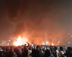 Протесты в Иране: отключен интернет, пылают здания КСИР, Трамп угрожает ударом (видео)