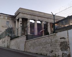 В Севастополе россияне снесли штаб флота после удара Storm Shadow: работал экскаватор (видео)