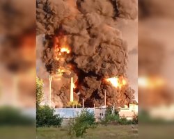 Снесло цистерны и склады: спутник показал последствия ударов по Крыму и Волгограду (фото)