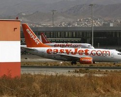 Британский лоукостер не пустил на борт журналиста из-за обидного твита