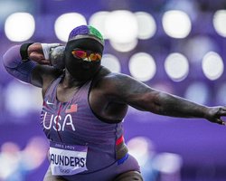 Легкоатлетка по прозвищу "Халк" удивила болельщиков Олимпиады-2024 своим внешним видом (фото)