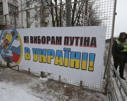 Вход в посольство России блокируют активисты