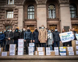 Киевляне под КГГА напомнили Кличко о его предвыборных обещаниях