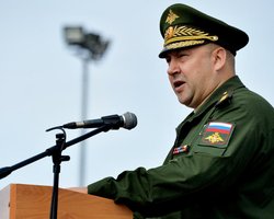 "Сховав обличчя під окулярами": зниклого генерала Суровікіна помітили на вулиці в Москві (фото)