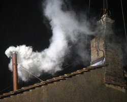 Кардиналы избрали нового понтифика. Над Сикстинской капеллой поднялся белый дым