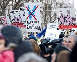 Нагнали краху: В 2010 году более 12 млрд. грн. украинцев могут пропасть на счетах банков, кредитных союзов и страховых компаний