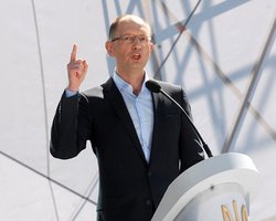 Яценюк заявляет, что Тимошенко не получала документов о завершении расследования дела об убийстве Щербаня