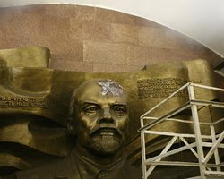 Ленин в столичном метро снова стал жертвой вандалов (видео)