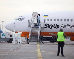 Коронавирус в мире: Украина включила 53 страны в "красную зону"