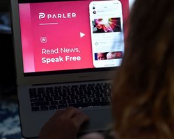 Parler RIP. Amazon заблокировал соцсеть, популярную среди сторонников Трампа