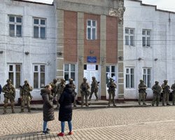 Вибори на 87 окрузі: СБУ розігнала людей і оточила будівлю виборчкому