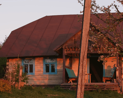 Бывшая модель купила дом в селе за $1 тысячу: ее муж сделал там сказку (фото)