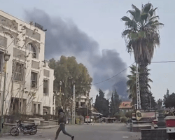 У Дамаску горить палац Башара Асада, люди виносять звідти меблі та коштовні речі (фото, відео)