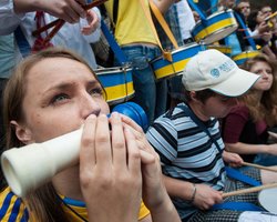 Противники языкового законопроекта пришли под Раду, несмотря на сильный дождь