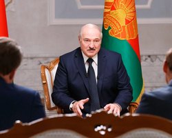 Лукашенко назвал Навального "немецким протестуном" и заступился за Путина (видео)