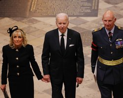 Кортеж Джо Байдена застряг у пробці дорогою на похорон королеви