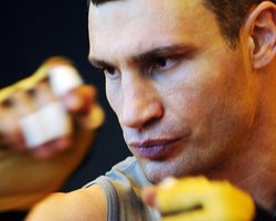 Виталий Кличко досрочно победил Чарра