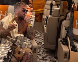 Сломанная челюсть и пачки долларов: блогер Джейк Пол показал свой гонорар после боя с Энтони Джошуа