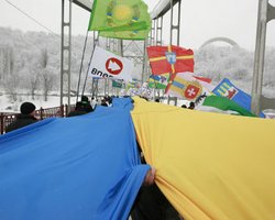 Над Днепром развернули 200-метровый флаг Украины 