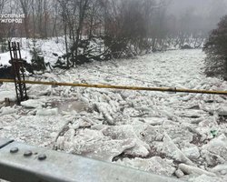 Небезпечне видовище: в Україні через різке потепління почався льодохід на річках (відео)