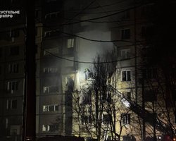 "Люди під завалами": у Дніпрі російський "Шахед" влетів у житлову багатоповерхівку (фото, відео)