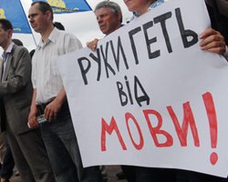 Возле Украинского дома неизвестные применили слезоточивый газ