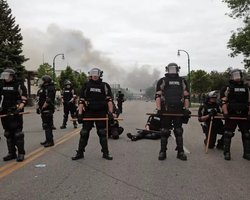 Жалуются на стресс. Каждый пятый коп Миннеаполиса претендует на инвалидность из-за расовых протестов