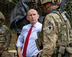 Призвал ускорить поставки ПВО Украине: министр обороны Британии подал в отставку — какая причина