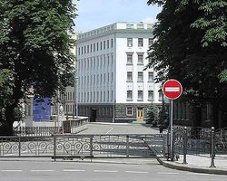 В администрации Януковича уверяют, что их чиновники ездят на Шкодах