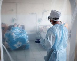 Захворюваність на COVID-19 в Україні знизиться до початку травня: прогноз НАН