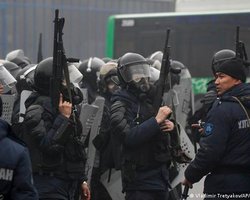 Ситуация в Казахстане: атакована Академия погранслужбы КНБ, в центре Алматы стреляют, на дорогах — трупы