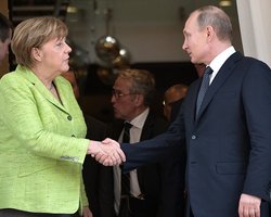 Меркель пожелала Путину успехов