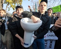 Студенты НТУУ КПИ подарили Табачнику унитаз