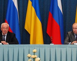 Азаров готов обсуждать с Путиным переход на расчеты в рублях