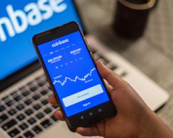 Криптобиржа Coinbase заблокировала 25 тыс. россиян доступ к криптовалюте