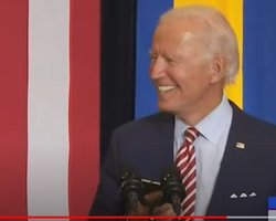 Пытается быть "своим парнем". Байден удивил избирателей, включив на телефоне Despacito