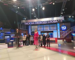 На закрытых телеканалах NewsOne, ZIK и "112 Украина" сотрудники заклеили себе рты