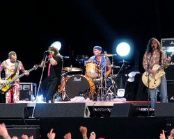 Red Hot Chili Peppers отметили день рождения басиста концертом в его дворе