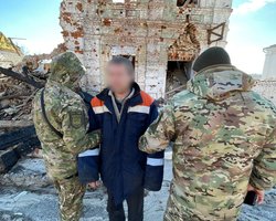 Полгода прятался в заброшенных домах: под Купянском задержали военного РФ (фото)
