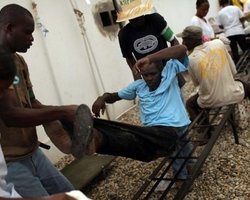 Холера на Гаити: врачи принимают по 200 человек в день