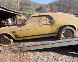 Культовый Ford Mustang 60-х за $100 000 простоял почти полвека в сарае (видео)