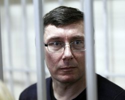 Супруга: Луценко вывезли в Киев для операции