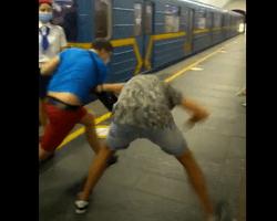 Я его не отпущу! В метро Киева ковид-диссиденту сломали очки и заставили надеть маску (видео)