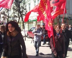 По Львову прошла колонна с красными флагами