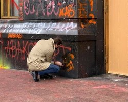 Киянин відмив зображення свастики з будівлі Офісу президента (фото)