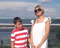 В Ирпене на территории ЖК похоронили мать с сыном, которые погибли при обстреле (фото)