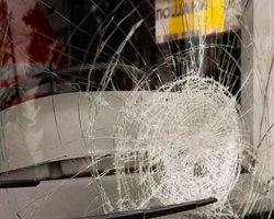 Пьяный тернопольчанин разбил в маршрутке лобовое стекло за просьбу надеть маску