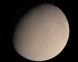 На спутнике Сатурна обнаружили океан соленой воды