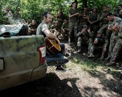 Святослав Вакарчук навестил мужа Маши Ефросининой на фронте